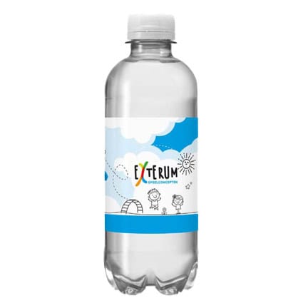 Waterflesje met eigen label als weggevertje
